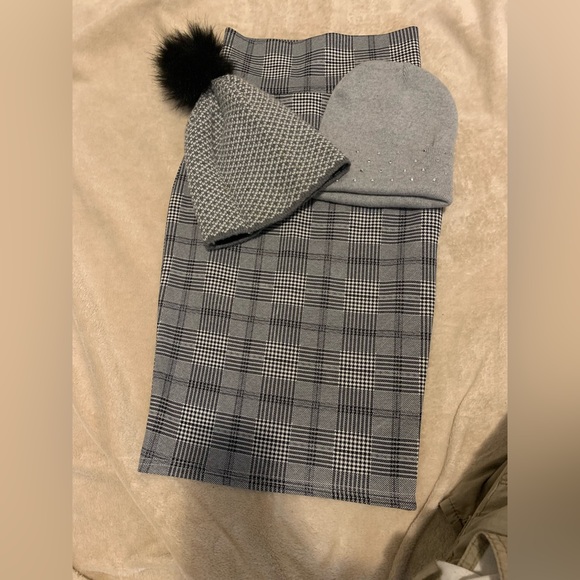 A brand new skirt and 2 give away hats 👒 for 🍃Free🍃 - Picture 4 of 6